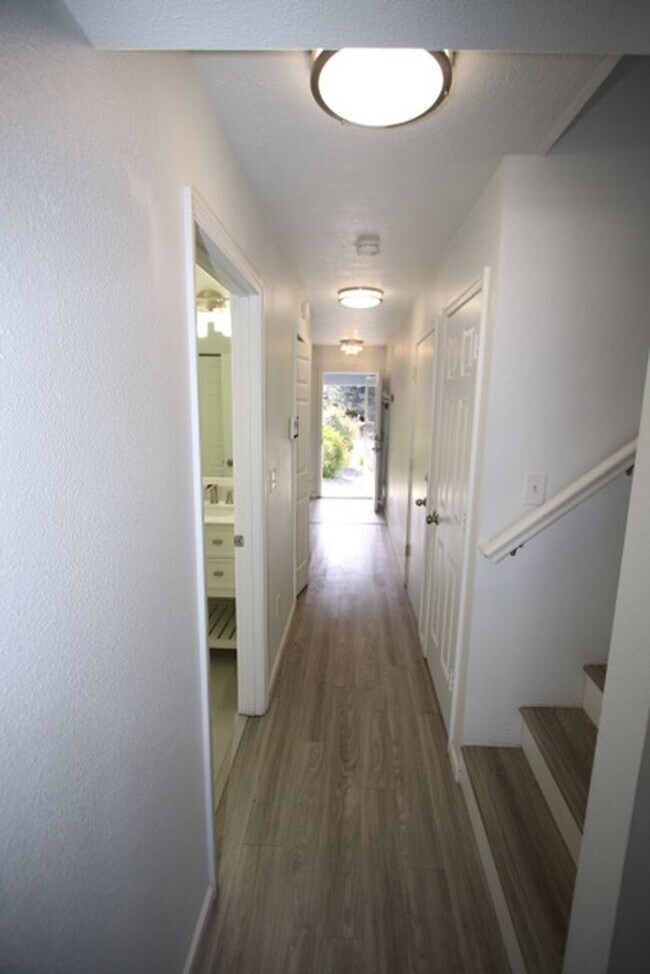 Building Photo - Beautiful 3 Bed, 2.5 Bath in Bayshore Neig...