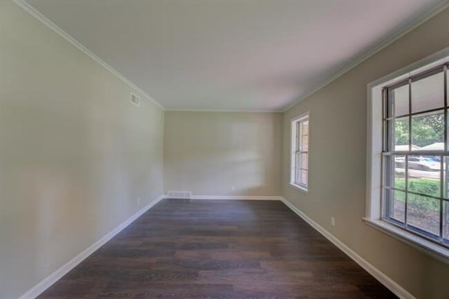 Building Photo - 4 bed, 3 bath recently updated with SS app...