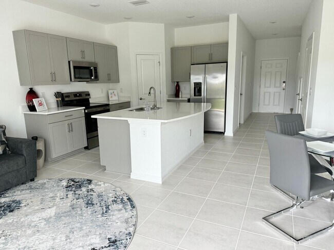 Building Photo - Annual furnished 3 bed/ 2 .5 bath townhous...