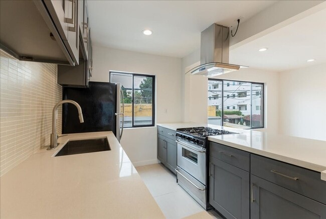 Building Photo - Beautifully Renovated One Bed, One Bath in...