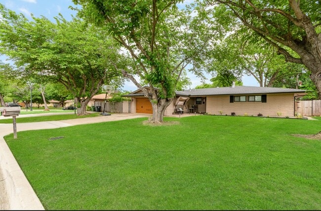 Photo - 1703 Monaco Dr House