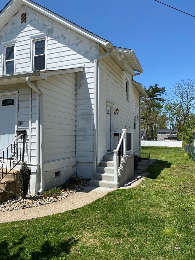 Building Photo - 325 Mansion Ave