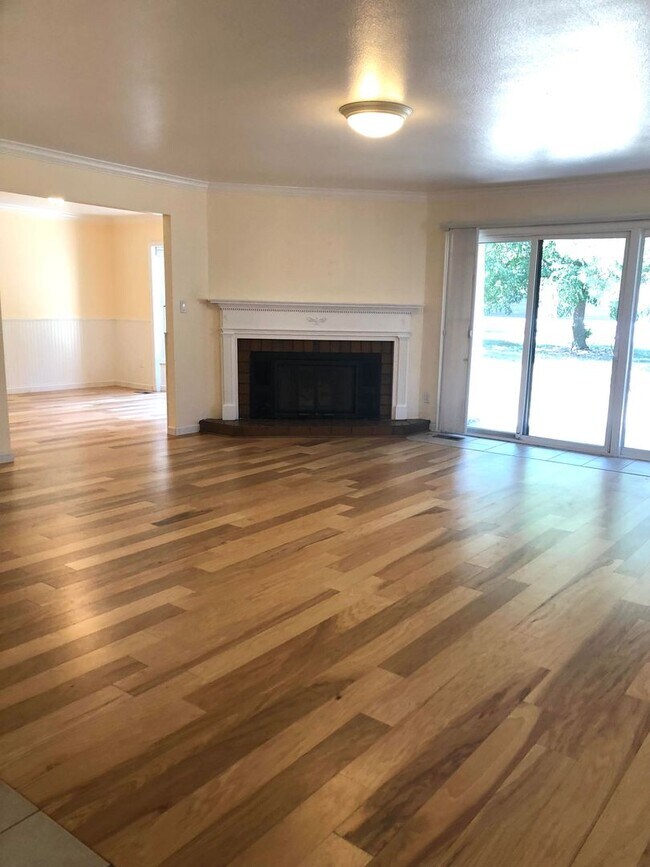 Building Photo - Beautiful 2 BD, 2 BA Ground Floor Townhome...