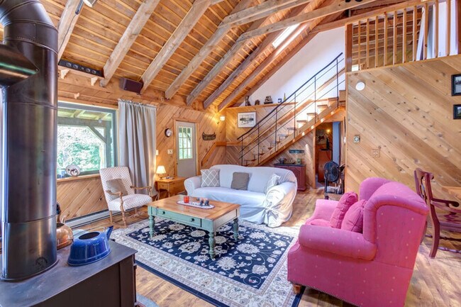 Building Photo - Rustic Log Cabin Perfect for Cozy Getaways