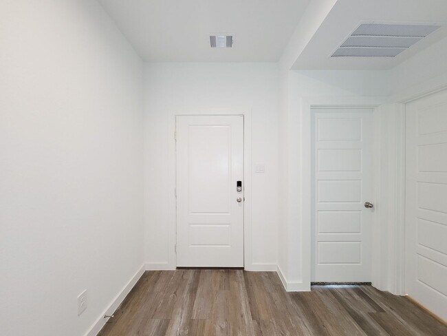 Foto del edificio - This stunning 4-bedroom, 2-bathroom Rosharon lease features modern upgrades, an open-concept layo...