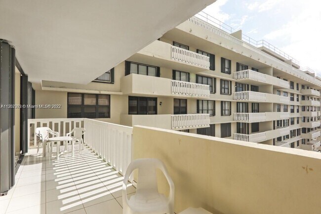 Foto del edificio - 9801 Collins Ave