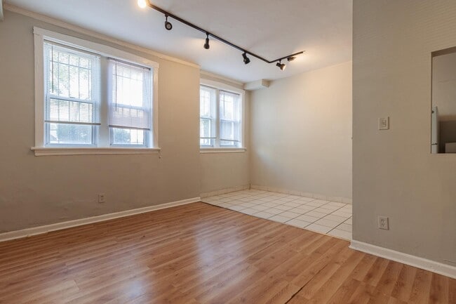 Building Photo - 511 W Melrose St