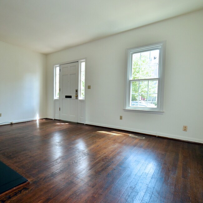 Building Photo - 6411 Howe St