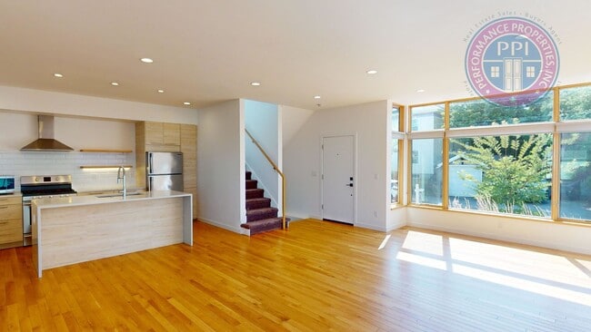 Foto del edificio - Modern Townhome In SE  Floor to Ceiling Wi...