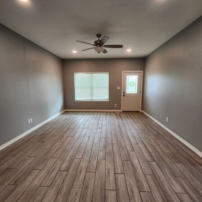 Foto del edificio - New Construction Home Available Now!