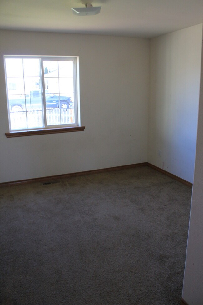 Building Photo - 3 Bedroom Home North of CWU