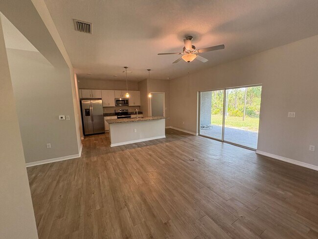 Foto del edificio - 18020 Poston Ave