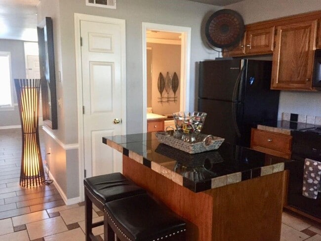 Foto del edificio - 1364 E Masonic Dr