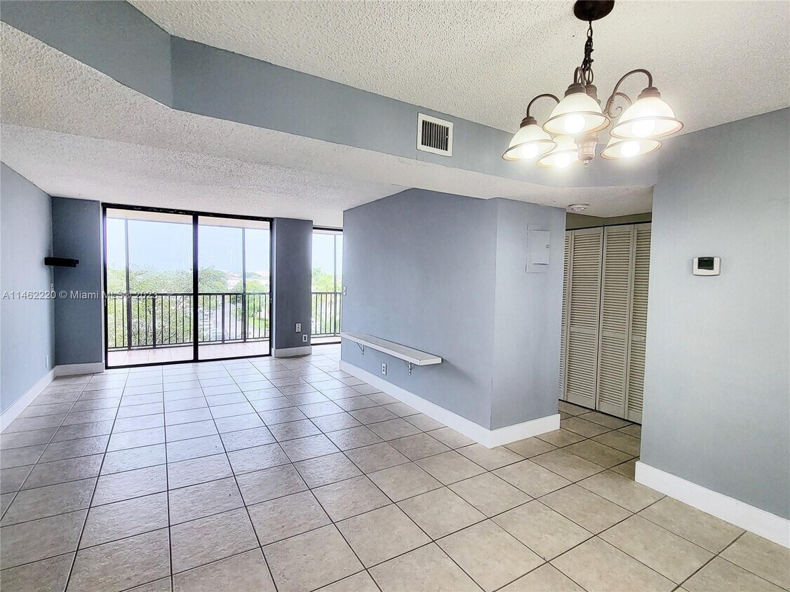 Foto principal - 3400 Blue Lake Dr