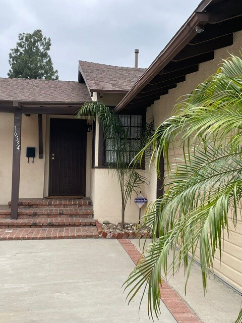 Foto del edificio - 16334 Chatsworth St