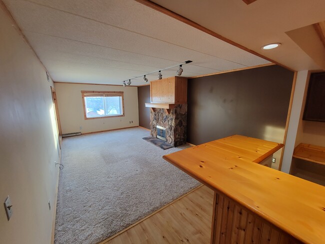 Espaciosa sala de estar con buena luz natural que se conecta con un solárium/porche de tres estaciones - 3320 Louisiana Ave S