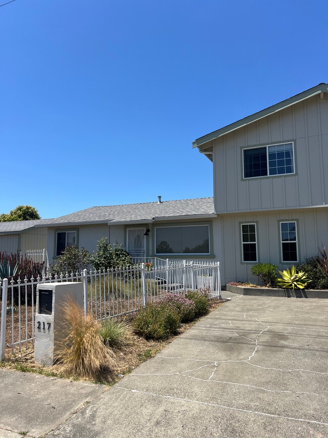 Building Photo - 217 Mendocino St