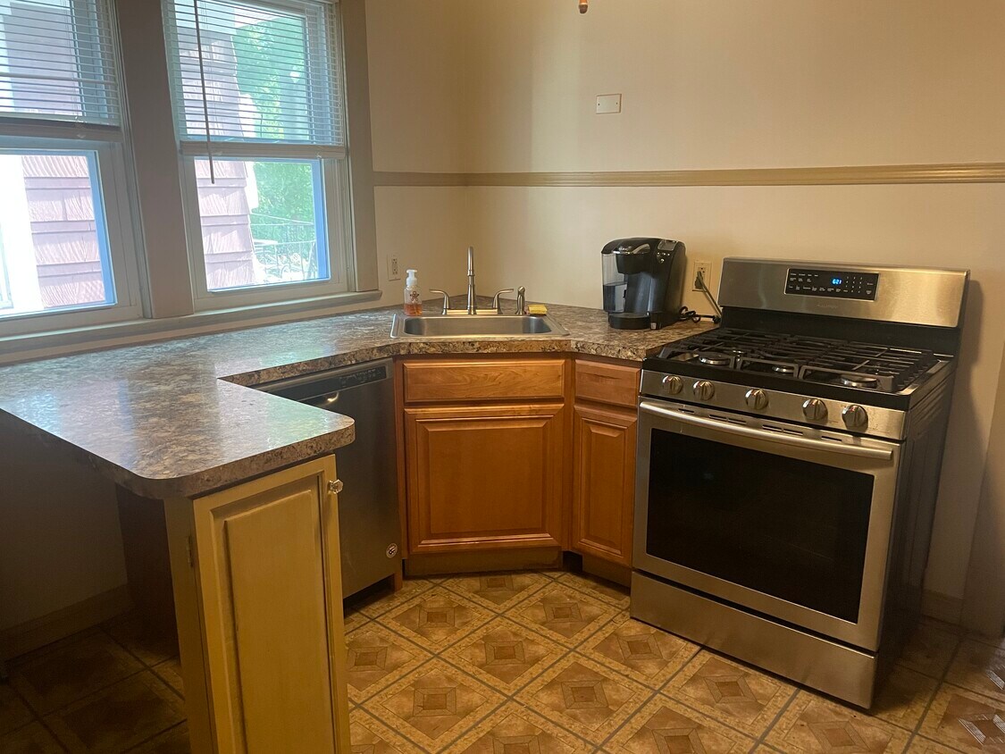 Kitchen - 70 Fairfield Ave