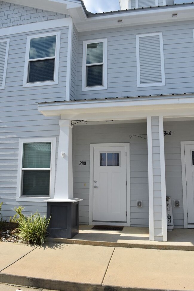 Building Photo - Available June 1 Three Bedroom Townhouse a...