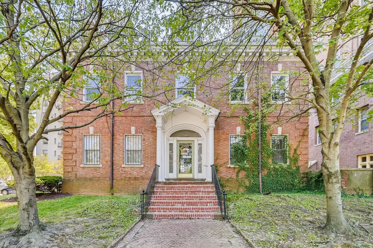 Primary Photo - 1009 Cloverdale St