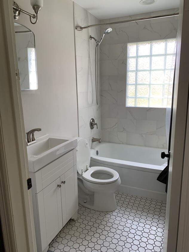 bathroom - 2861 Norwood St