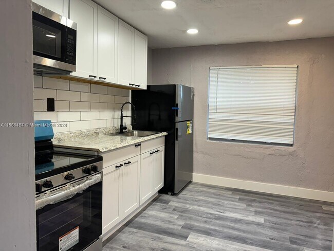 Foto del edificio - 400 NW 7th Ct