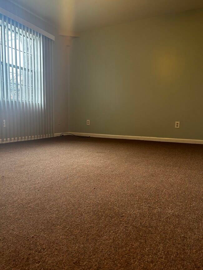 Building Photo - 600 E Lee Rd