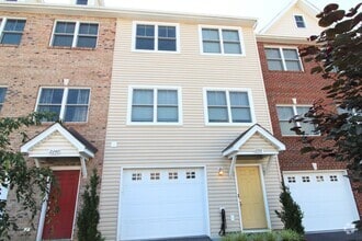 Building Photo - 2242 Deyerle Ave