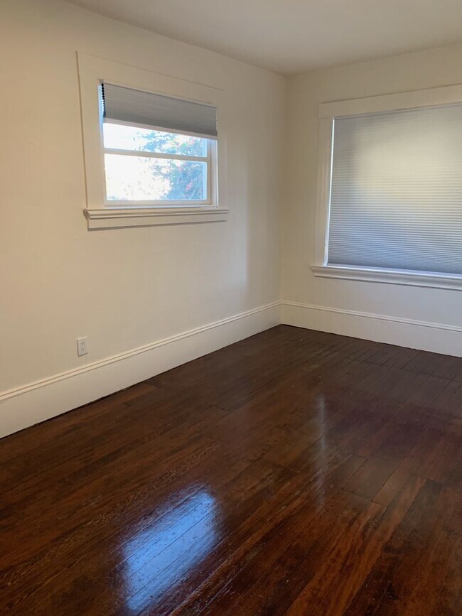 Foto del edificio - 1738 Chase St