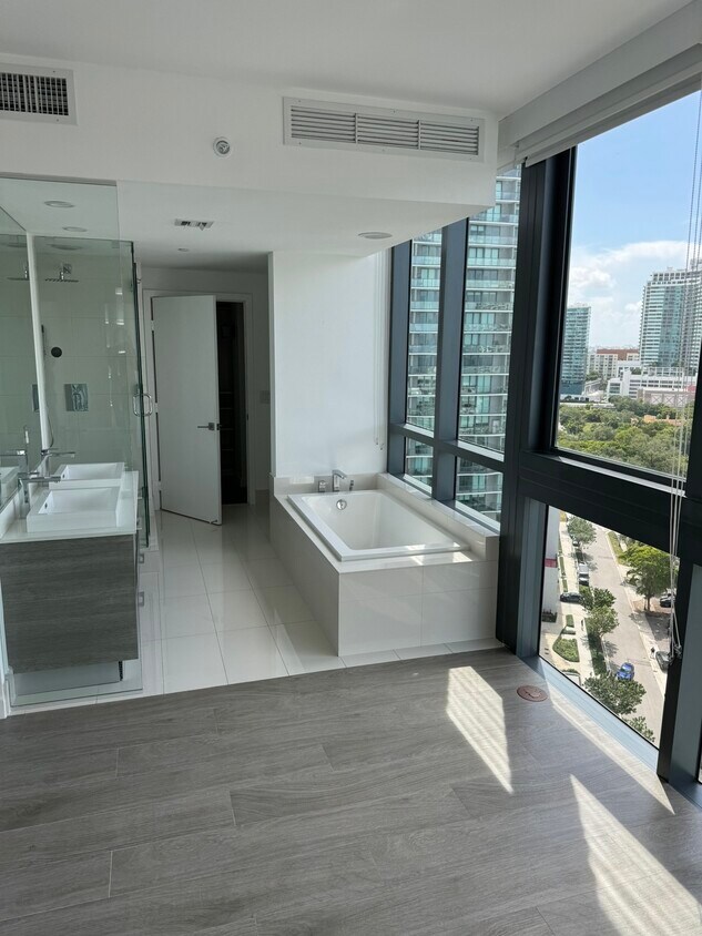 Foto del edificio - 650 NE 32nd St