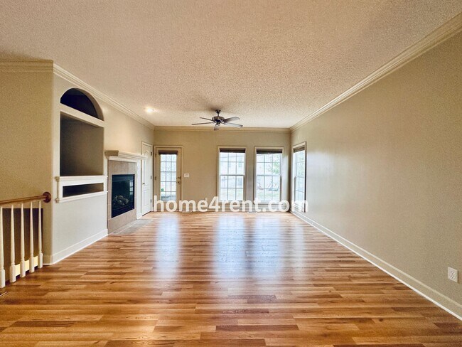 Foto del edificio - Maintenance Free! Main level Master, Finished Basement and Wood Floors in the Kitchen! *Brand New...