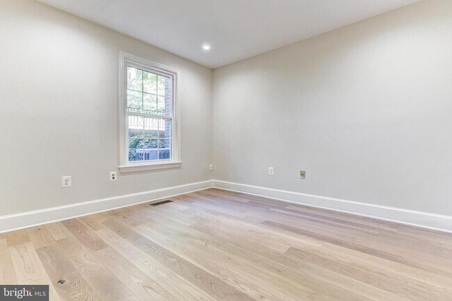 Foto del edificio - 3221 Sutton Pl NW