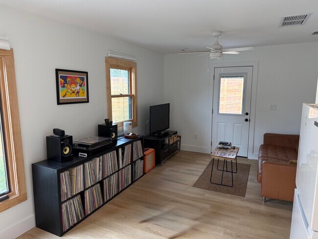 Foto del edificio - 381 Fortuna Ave