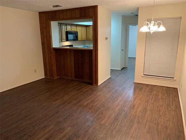 Foto del edificio - 2311 Balsam Dr