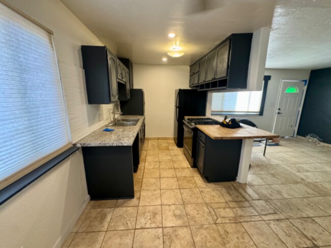 Building Photo - 713 E Elder St