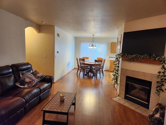 Foto del edificio - 4965 Universal Heights