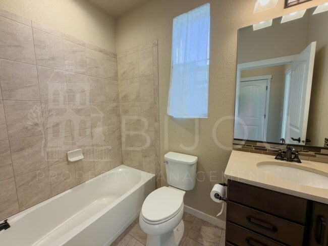 Foto del edificio - Spacious 4 Bedroom!!