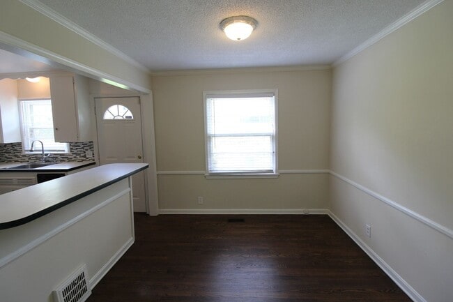 Building Photo - 2 Bedroom 1 Bath Home in Mission Kansas