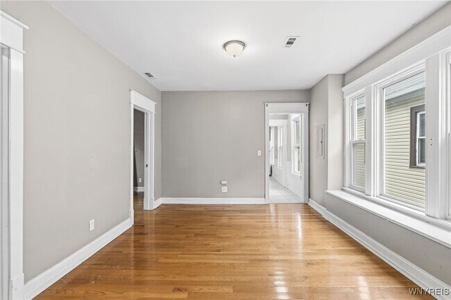 Foto del edificio - 2342 Seneca St