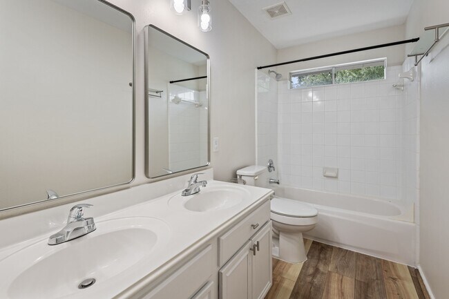 Foto del edificio - 22523 Holly Lake Dr