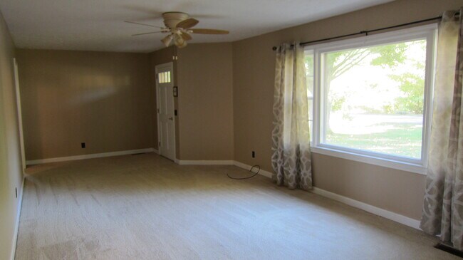 Building Photo - 905 Meadow Ln