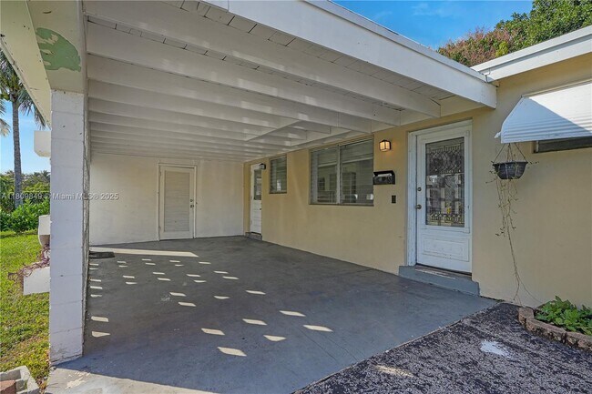 Building Photo - 2833 SW 5th St