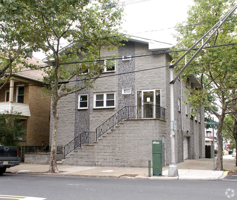 Building Photo - 261-263 Avenue B