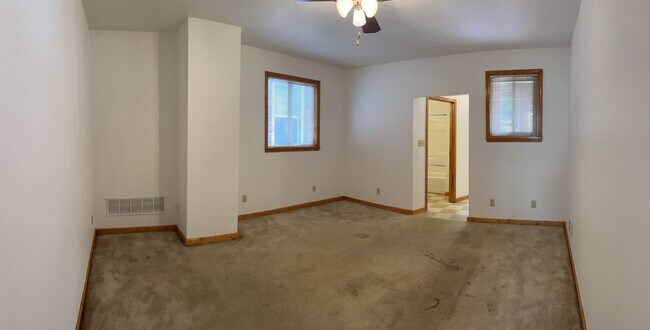 Building Photo - 1006 Evergreen Ave