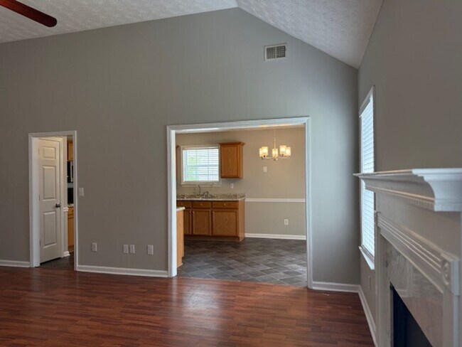 Foto del edificio - Beautifully Updated 3 BR / 2 BATH in Hampton!