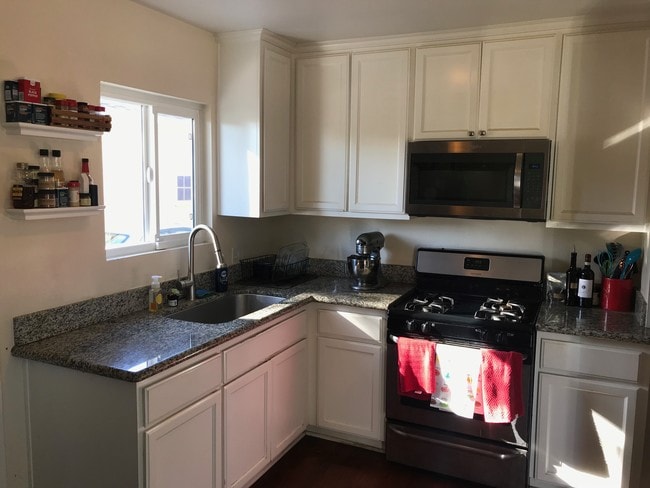 Foto del edificio - 1651 W 204th St