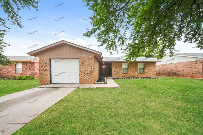 Photo - 526 W Carson Dr (Mustang, OK)