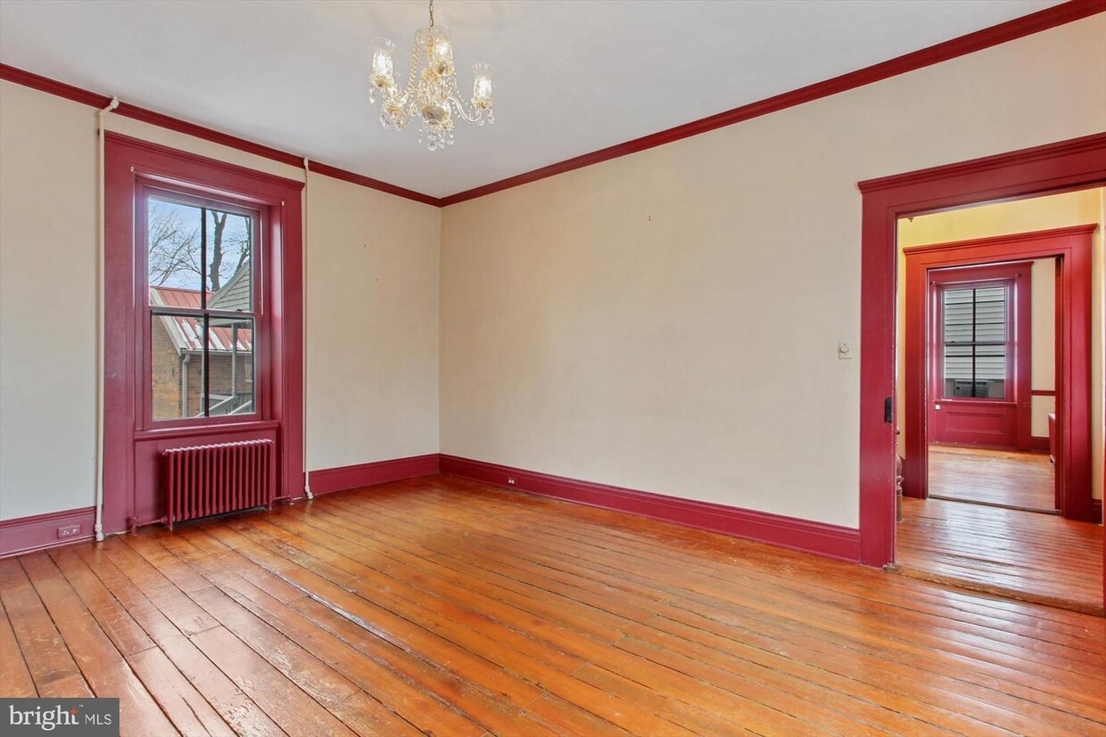 Foto principal - 122 W Main St