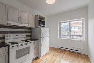Building Photo - 539 Rue Prince Arthur O