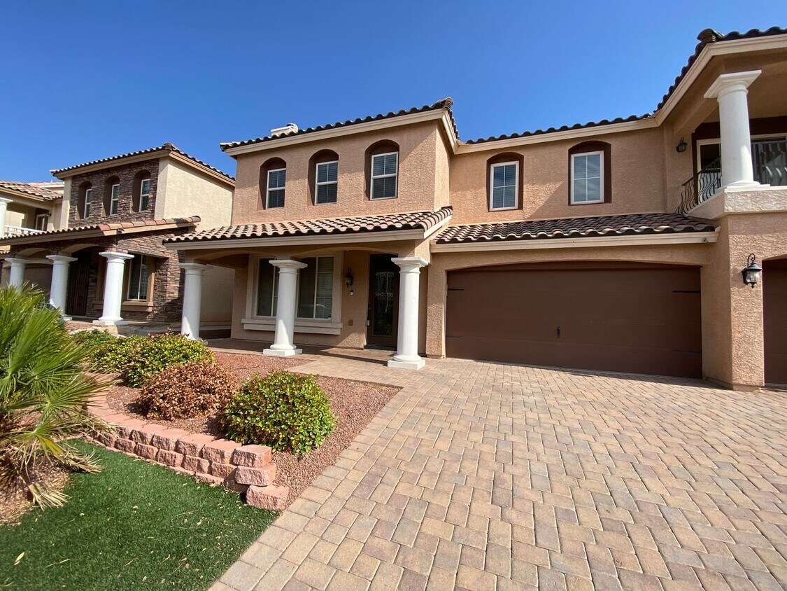Primary Photo - MOVE-IN SPECIAL! 5BD/3BA W/ 3CAR GARAGE LO...